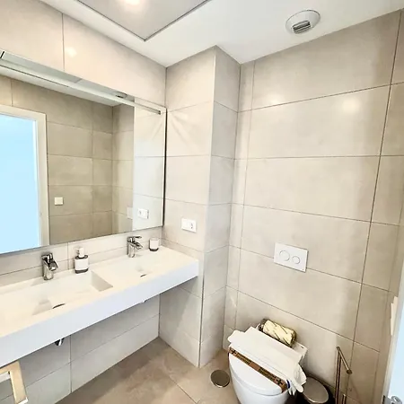 Sakura Luxury Poniente *