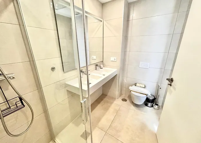 Sakura Luxury Poniente *